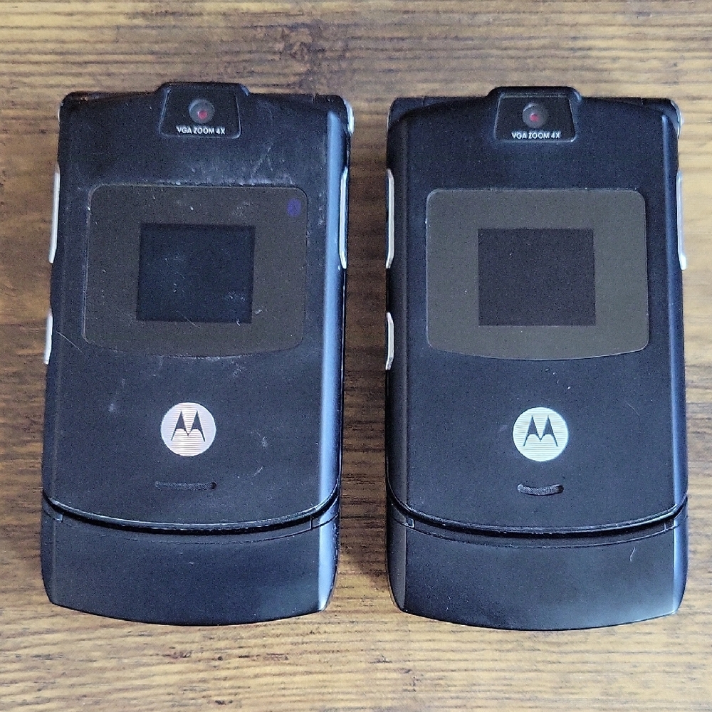Motorola Classic Razr Flip Phones (UNTESTED/SELLING AS IS)
